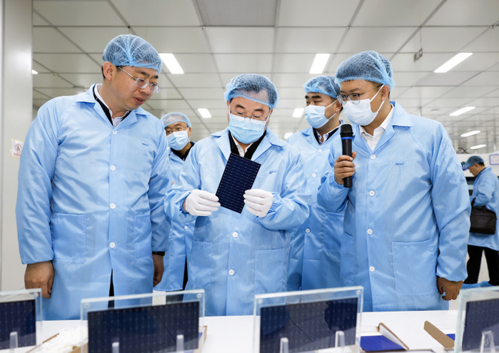 甘肃省委书记、省人大常委会主任胡昌升一行光临2121非凡光伏酒泉工厂调研领导工作